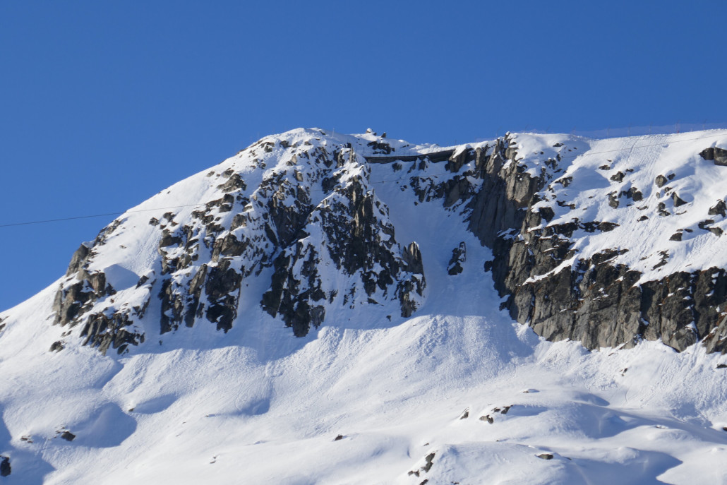 Ende des Gratabschnitts mit der Stützmauer. Links wo die Piste um den Berg herumführt fehlen noch die Netze.