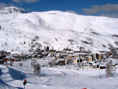 Unten wird es wieder flacher. Gegenüber Pied Moutet und 4-SB Vallée blanche