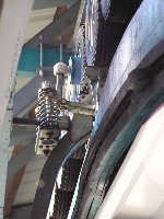 Klemme und Reifenverzögerer bei der Stationseinfahrt