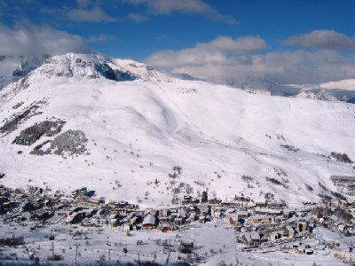 Blick auf den Pied Moutet gegenüber mit der 4-SB Vallée blanche