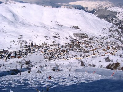 Nördlicher Ortsteil. Rechts die Combe Valentin mit den Beschneiungslanzen