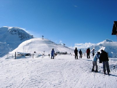 Crêtes. Hinten die Mittelstation der Jandri 1-2 Bahn