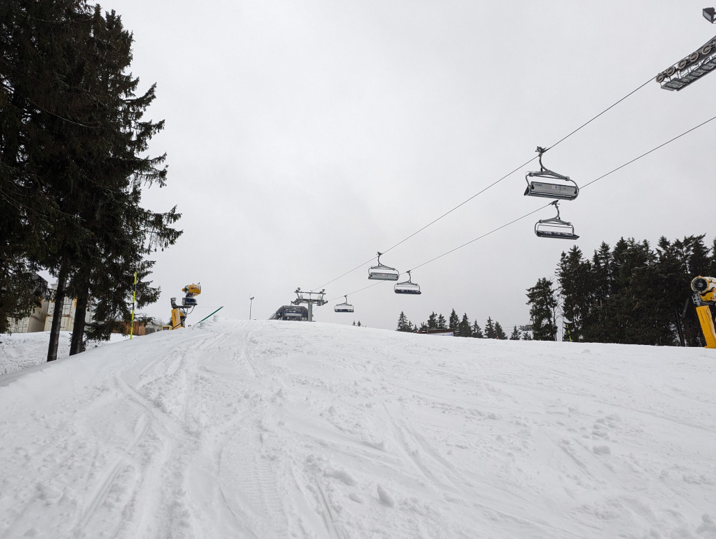Oben am Poppenberg liegt ein ordentlicher Hügel. Ca. 1-1,5 m Schneehöhe schätze ich. Weiter unten aber "nur" 0,5 m Schnee.