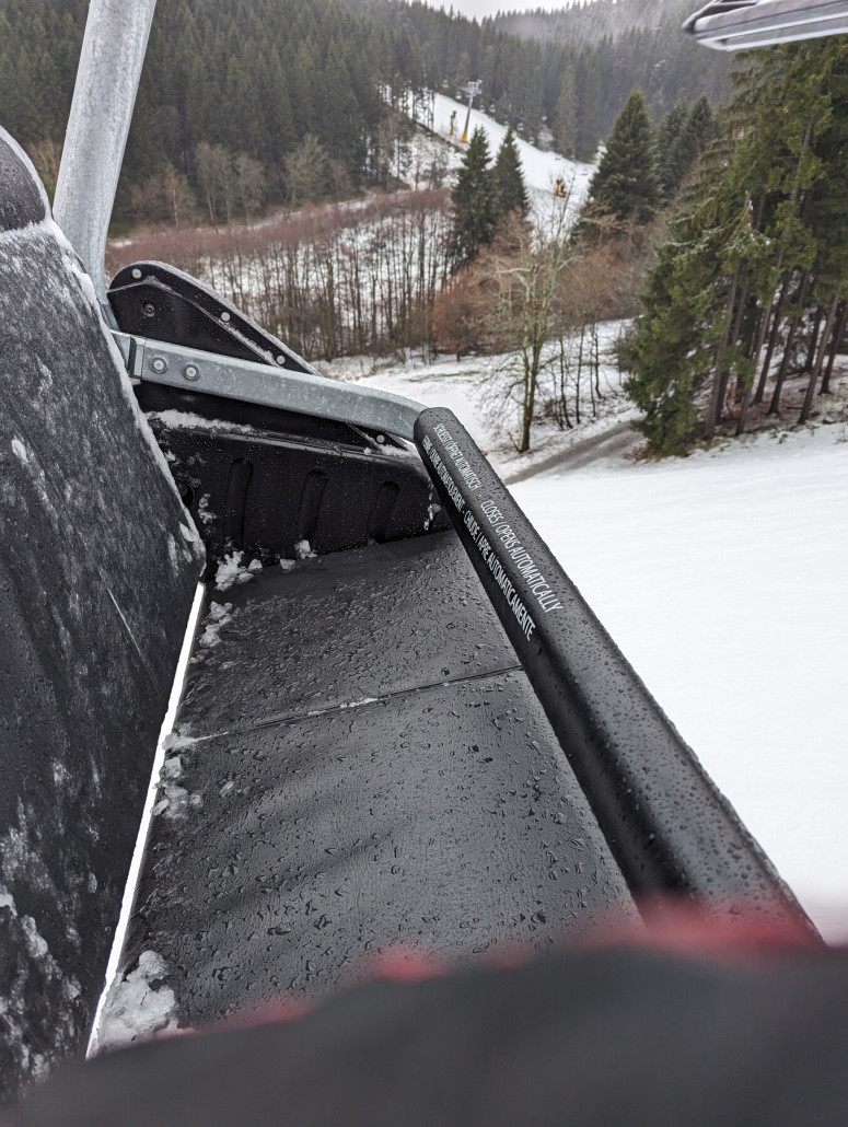 Hier am Sürenbeg lief das Wasser dann im Strahl vom Bügel auf den Sitz (ich saß alleine im Sessel und auf dem vierten Platz von links, also leichte Schräglage. Ganz links hätte ich nicht sitzen wollen. :D