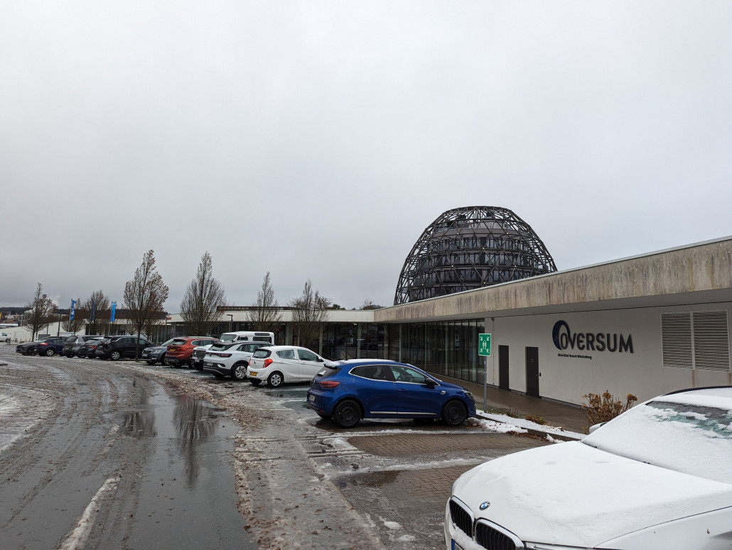 Um 13:30 wechselte ich dann ins Oversum. Nach 45 min bei 82 Grad (unbek., aber niedrige Luftfeuchtigkeit) in der Sauna war ich wieder auf Betriebstemperatur. :D