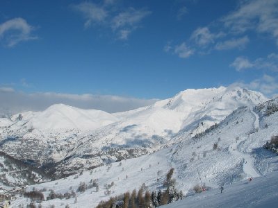 Blick auf das Grandes Rousses-Massiv und den Ziehweg Desmoiselles