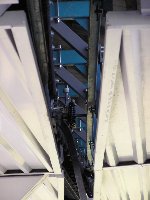 Kurz vor dem Beginn der Beschleunigungsstrecke (Reifen). Hinten die Kuppelschiene, die den senkrecht stehenden Hebel um 90° nach rechts kippt, um die Klemme zu schließen.