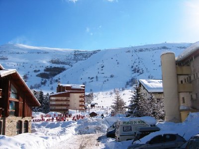 Ziemlich winterliche Stimmung in Les Deux Alpes, hinten die 4-KSB Belle Etoile