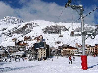 Alpe de Venosc. Ganz links die Talstation der 4-EUB Diable