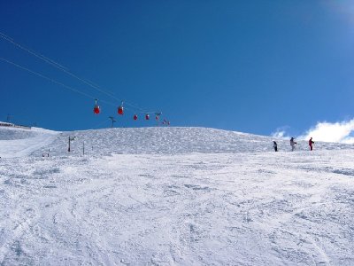 So soll es sein: links gewalzt, rechts Tiefschnee und rote Oeuf-Gondel