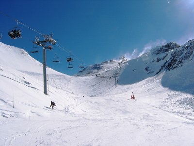 Oberer Bereich Super Diable. Man sieht die Schneefahnen des starken Sturms und einen Ankerpunkt für Windenraupen