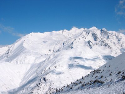 Grandes Rousses mit Pic Blanc und der Piste de Sarenne. Auch 4-SB Herpie erkennbar.