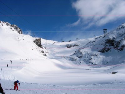 Hauptabfahrt &amp;quot;Grand Nord&amp;quot; - dieses Jahr in diesem Bereich verbreitert - von der Mittelstation nach Crêtes.