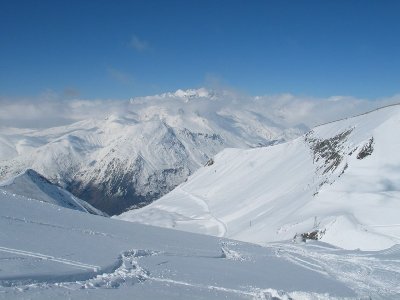 Tiefschnee im Bereich Bellecombes. Gegenüber die Grandes Rousses in Wolken.