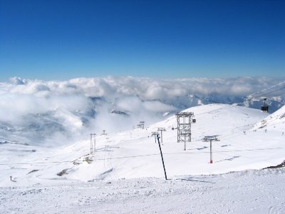 Blick von 3150 m hinunter auf die weiten Hänge zur Mittelstation