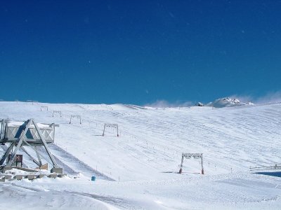 SLte Puy-Salié am Glacier de Mont de Lans, 3150 m. Gegen Sturm geschlossen, alles übel verblasen