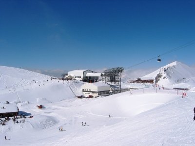Station Toura auf 2585 m mit Mittelstation des Jandri Express. Um den Gegenhang zu bewältigen gibts ein Ropetow - unbequem