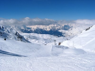 Blick von Toura, 2585 m zurück nach Crêtes, links das DMC Jandri Express 1, rechts die PB Jandri 2