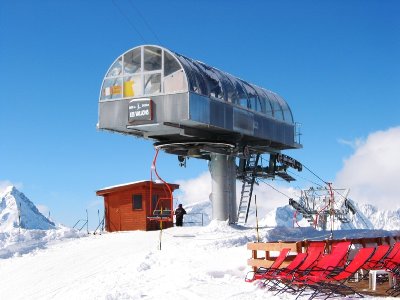 Bergstation DSB Vallons, Bj 1979. Man vergleiche das Rot der Sessel mit dem der Liegestühle...