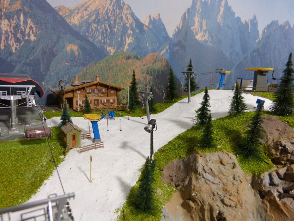 Schlepplift Adamswiesen stellt die Verbindung zwischen Eckbauergebiet und Hausberg her. Ganz rechts neben der oberen Umlenkscheibe erkennt man auch schon die Bergstation der neuen 4er Sesselbahn Kreuzwankl.