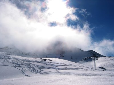 Gipfelbereiche Diable mit 6-KSB Bellecombes, schönen Tiefschneehängen und Wolkenspielen