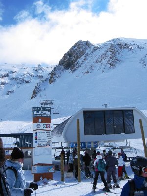 Neue 6-KSB Bellecombes Talstation. DM mit Cabrio-Sesseln, Förderband und 3600 p/h