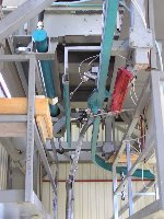 Nochmal im Detail, rechts die Schiene, hinten das Gehänge des Wartungskorbs. Links Hydraulikzylinder.