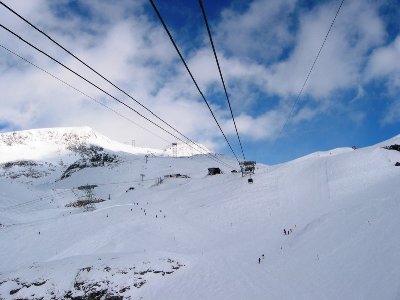 Der Bodenabstand verringert sich, die PB-Trasse kommt von links, die Mittelstation ist bald erreicht