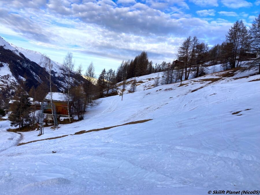 Blick auf La Terraz (geschlossen) und seine Piste. Es fehlt noch Schnee.