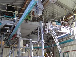 Nochmal. Links Garagierungs-Schiene mit Wartungskorb (hinten).