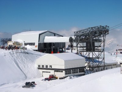 Mittelstation Jandri Express. Kein Durchfahrbetrieb, sollte aber möglich sein. Das Umsteigen ermöglicht aber eine faire Chance auf einen Platz in der 2.Sektion