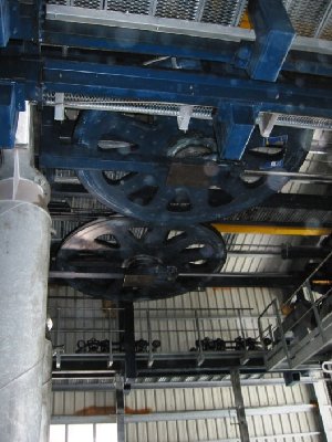 Die beiden (hoffentlich!) synchron laufenden Umlenkscheiben der beiden parallelen Förderseile. Eben keine doppelte Seilschlaufe wie beim DLM sondern zwei eigenständige Seile