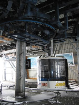 Im Vergleich zu einem heutigen Funitel ziemlich schmaler Stationsradius?