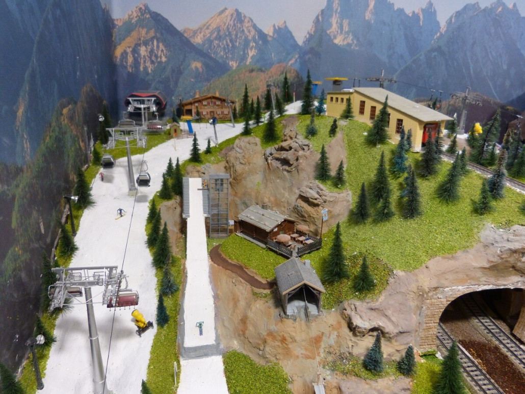 Auch die Schanze in Garmisch hat inzwischen einen modernen Panorama-Aufzug aus Glas bekommen, damit die Skispringer nicht mehr die steile Treppe hinauflaufen müssen.