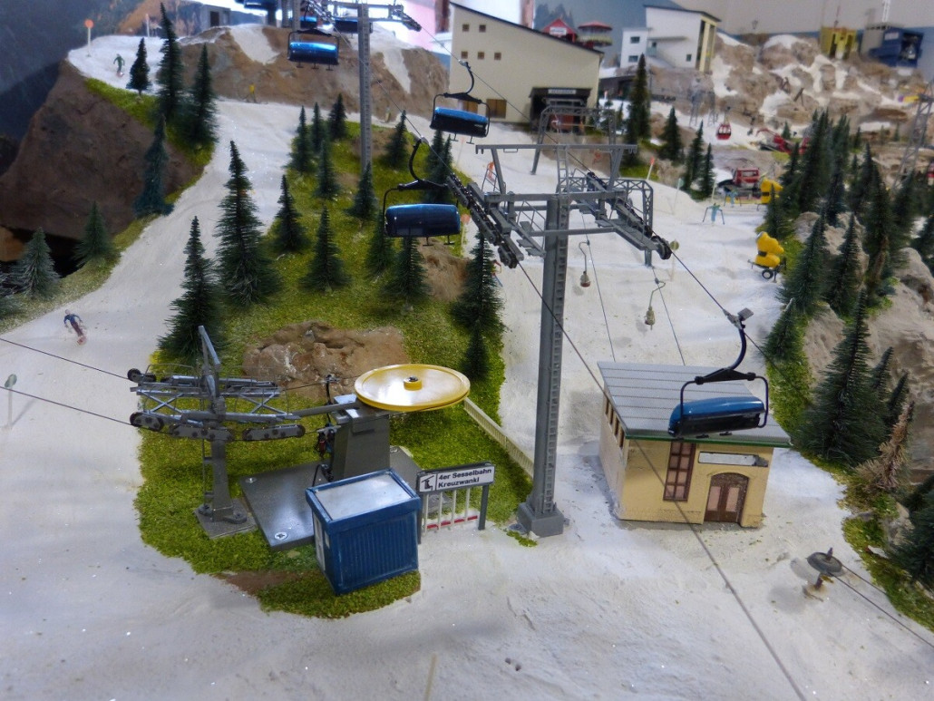 An der Talstation der neuen 4er Sesselbahn Kreuzwankl wurden noch Schranken für den sicheren Zutritt installiert. (leider aus Platzgründen nicht ganz richtig positioniert)