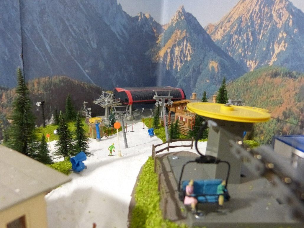 Hier nochmal der neu gestaltete Bergstationsbereich am Hausberg mit dem Schlepplift Adamswiesen. Die Skipiste vom Hausberg runter zum Eckbauer gab es vor dem Bau des Schleppliftes auch noch nicht, da es ursprünglich wie im Original zwei getrennte Gebiete waren.