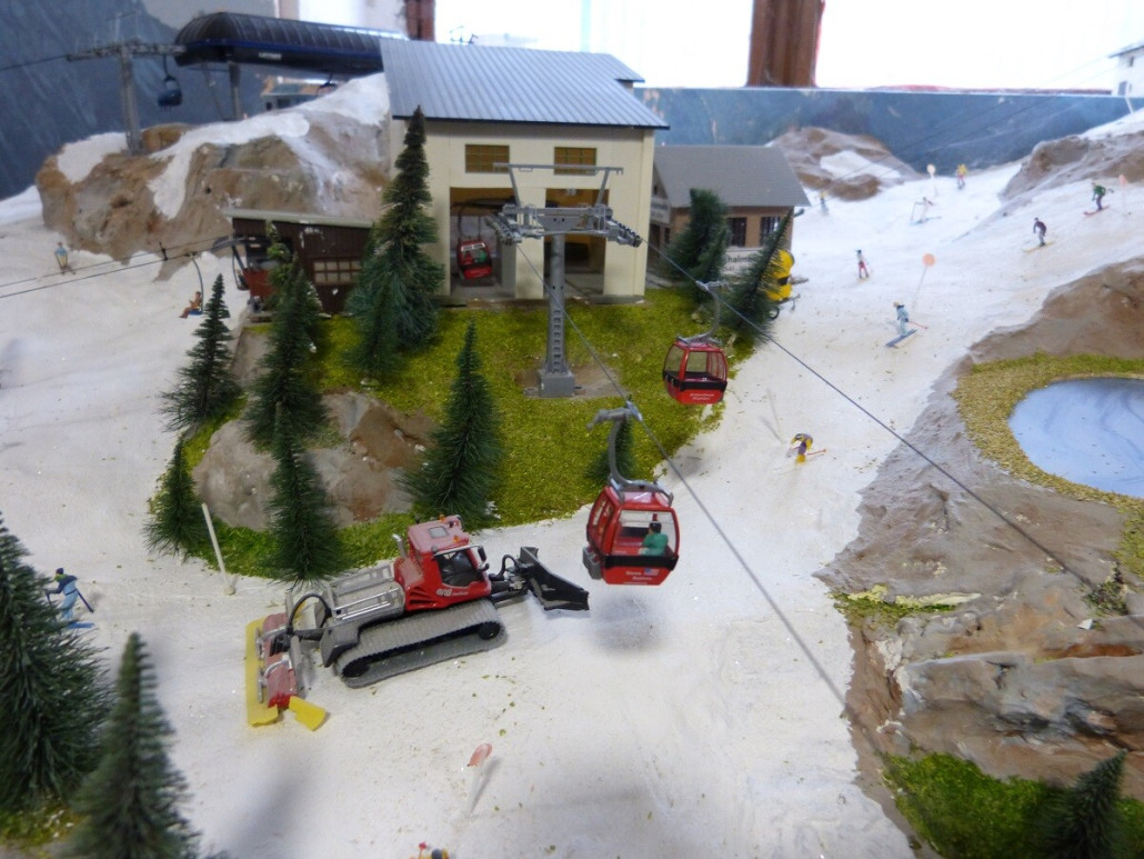 Die Bergstation der 6-EUB Kreuzeck hat eine Wand mit 2 kleineren Öffnungen für die Ein- und Ausfahrt der Kabinen bekommen. Mit dem großen Loch zuvor war es doch etwas zugig im Gebäude