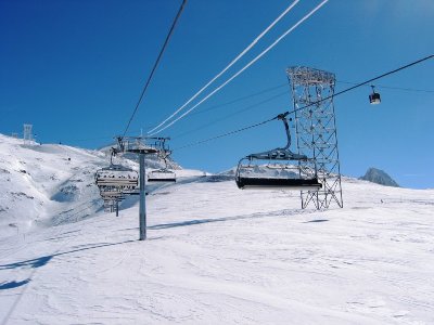 In der 8-KSB Glacier 1, die hier das DMC Jandri Express 2 kreuzt