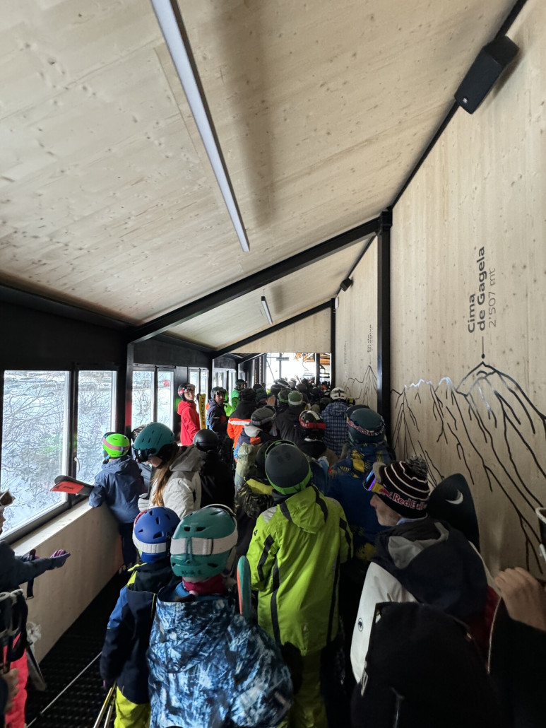 Die Bahn brauchte eine Weile, um die Leute abzuarbeiten