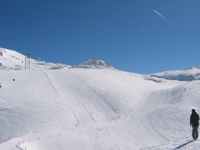 Die &amp;quot;Brêche&amp;quot; (links) ist in ihrem Schlussabschnitt fast schwarz - ein Traumhang. Rechts kommt die &amp;quot;Jandri&amp;quot; - und daneben gibt es noch ein bisschen freien Skiraum...