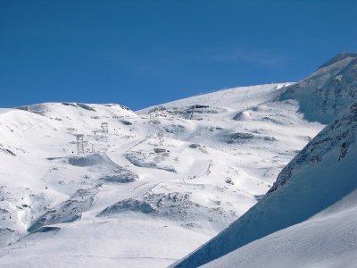 Zoom in Richtung Jandri und Glacier de Mont de Lans. Oben wölbt sich die Eiskalotte des Dome du Puy-Salié
