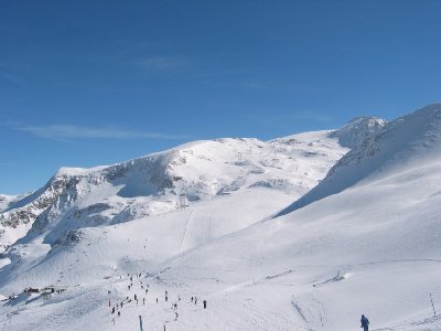 Hinten sieht man die komplette Länge der 2.Sektion Jandri Express und der 8-KSB Glacier. 2,5 km u. 580 Hm. Im Vordergrund die Verbindung Bellecombes-Toura