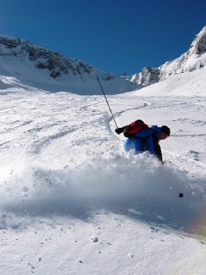 Piste unpräpariert mit Neuschnee, oft ein wenig verblasen, nicht ganz einfach zu fahren, aber es staubt