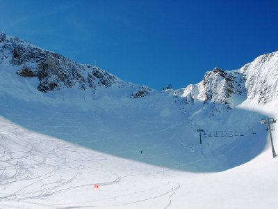 Die Combe ist hier einigermaßen lawinengefährlich. Gleichzeitig mit uns ist ein Pisteur hinuntergefahren, mit einer Schaufel in der Hand (!) und hat das Ganze kontrolliert