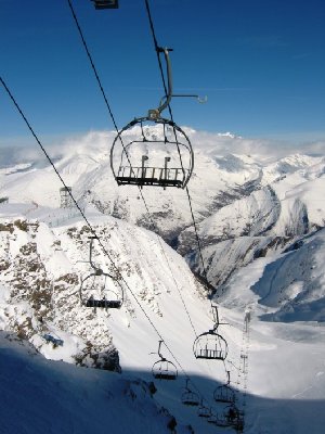 3-SB Thuit kurz unterhalb ihrer Bergstation, aufgenommen vom Skiweg in Richtung Bellecombes-Bahn. Den Hersteller erkennt jeder sofort an den Sesseln...