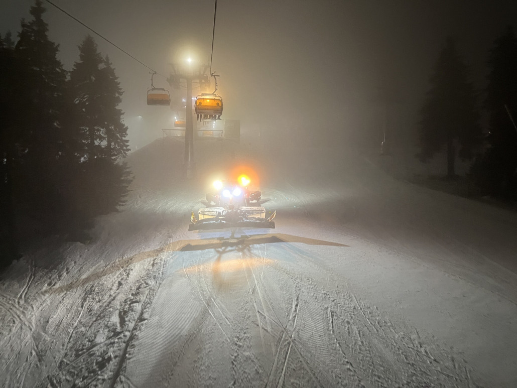 Auf der „Parazovka“ wurde ein Bully geparkt da hier mehrfach trotz Absperrung abgefahren wurde und sie die Piste dann wieder abziehen mussten