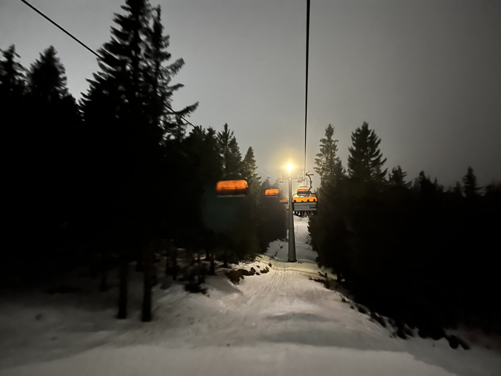 Schneelage außerhalb des beschneiten Bereichs