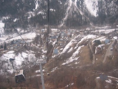 Tiefblick auf das Dorf Venosc. Es geht ganz ordentlich steil hinauf bzw. hinunter