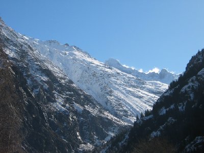 Direkt hinter den Steilhängen in Bildmitte liegt das Gletscherskigebiet.