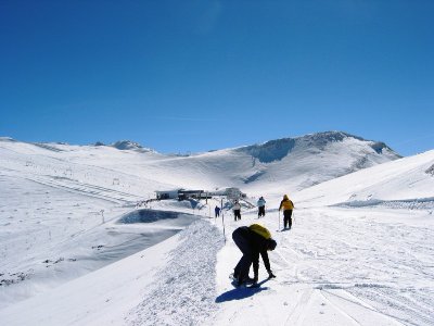 Verbindungsweg Signal zum Gletscherrestaurant. Hinten rechts der Jandri-Gipfel, 3286 m mit der DSB Jandri 4.